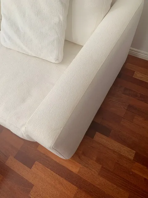 Sama bouclé-sohva puhtaana pesun jälkeen.