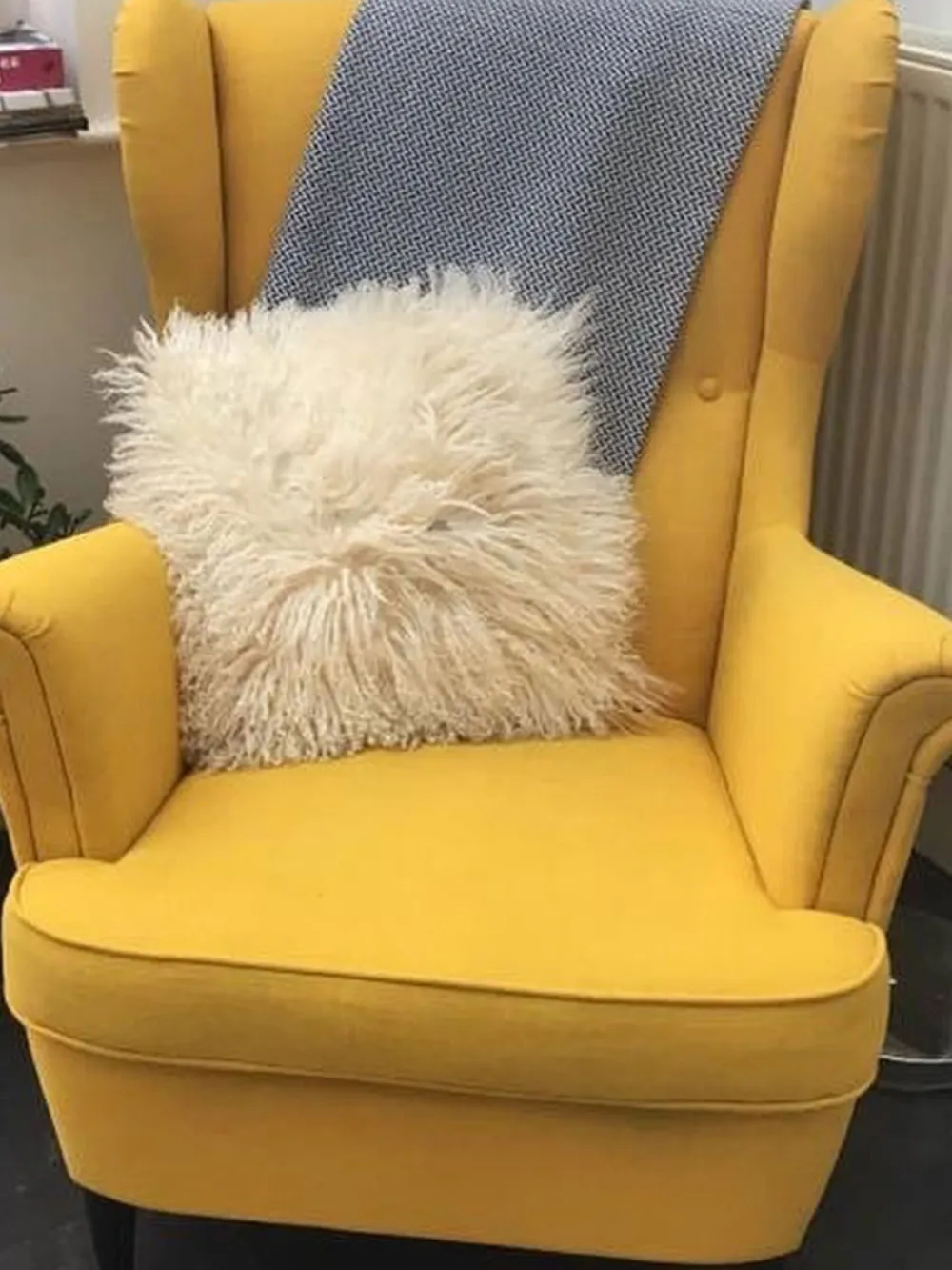 Sama keltainen korvanojatuoli raikkaana puhdistuksen jälkeen.